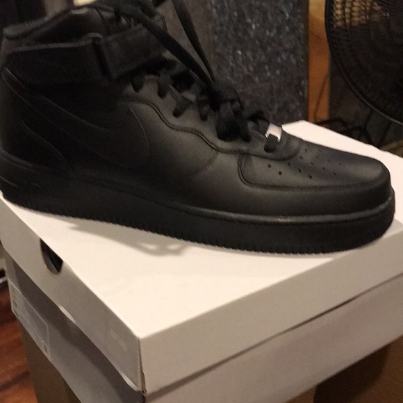 Black Nike - Picture 2 of 2